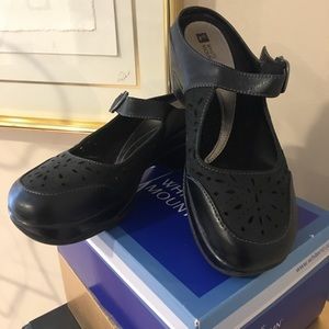 PREOWNED sz 8 1/2 White Mountain Mary Jane wedges